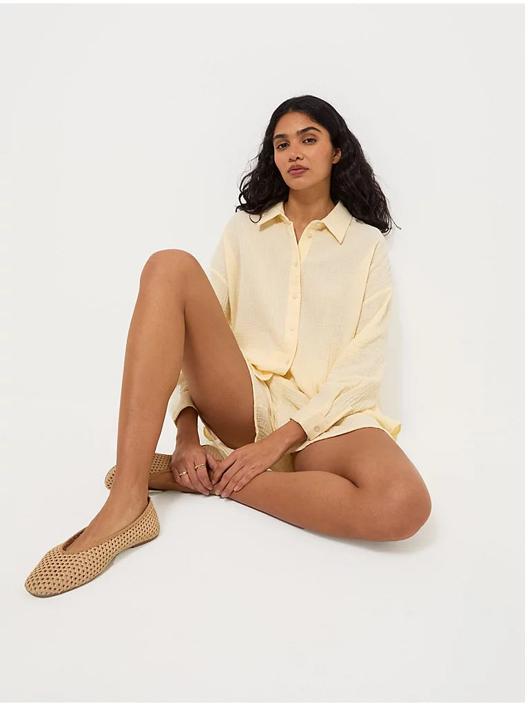 Conjunto de camisa amarilla