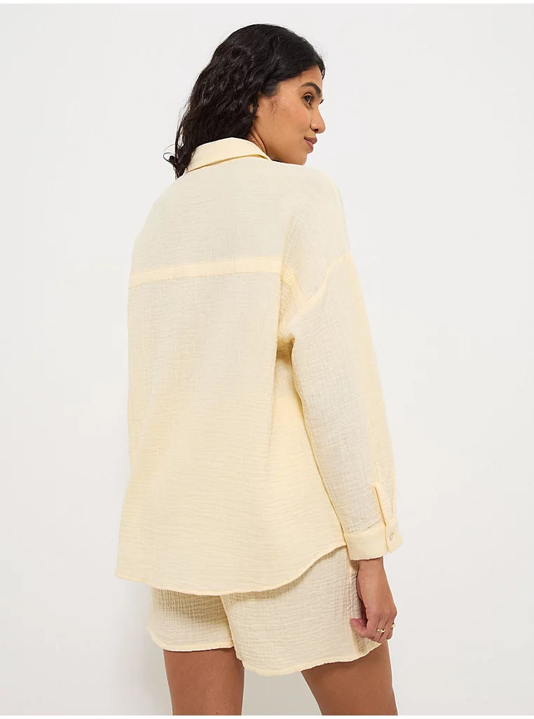 Conjunto de camisa amarilla
