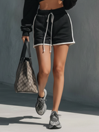 SARAH - Conjunto Deportivo Negro con Ribete Blanco – Top y Pantalones Cortos a Juego
