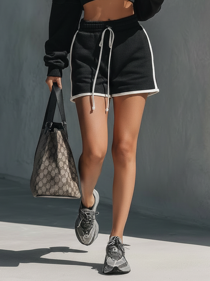 SARAH - Conjunto Deportivo Negro con Ribete Blanco – Top y Pantalones Cortos a Juego