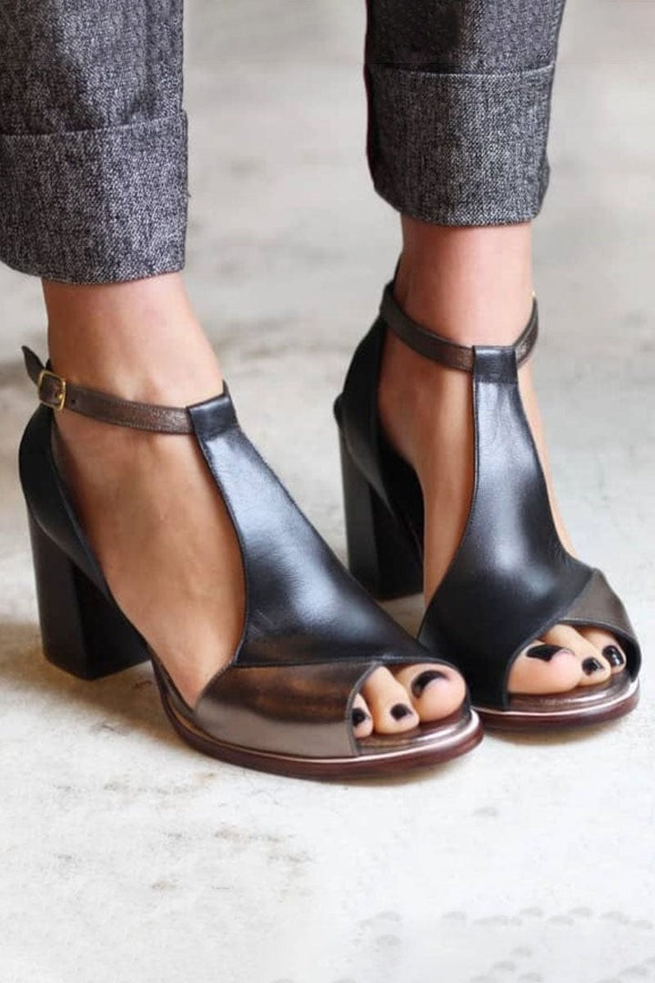 Tacones modernos Kenzira en negro con tacón de bloque y pulsera de tobillo