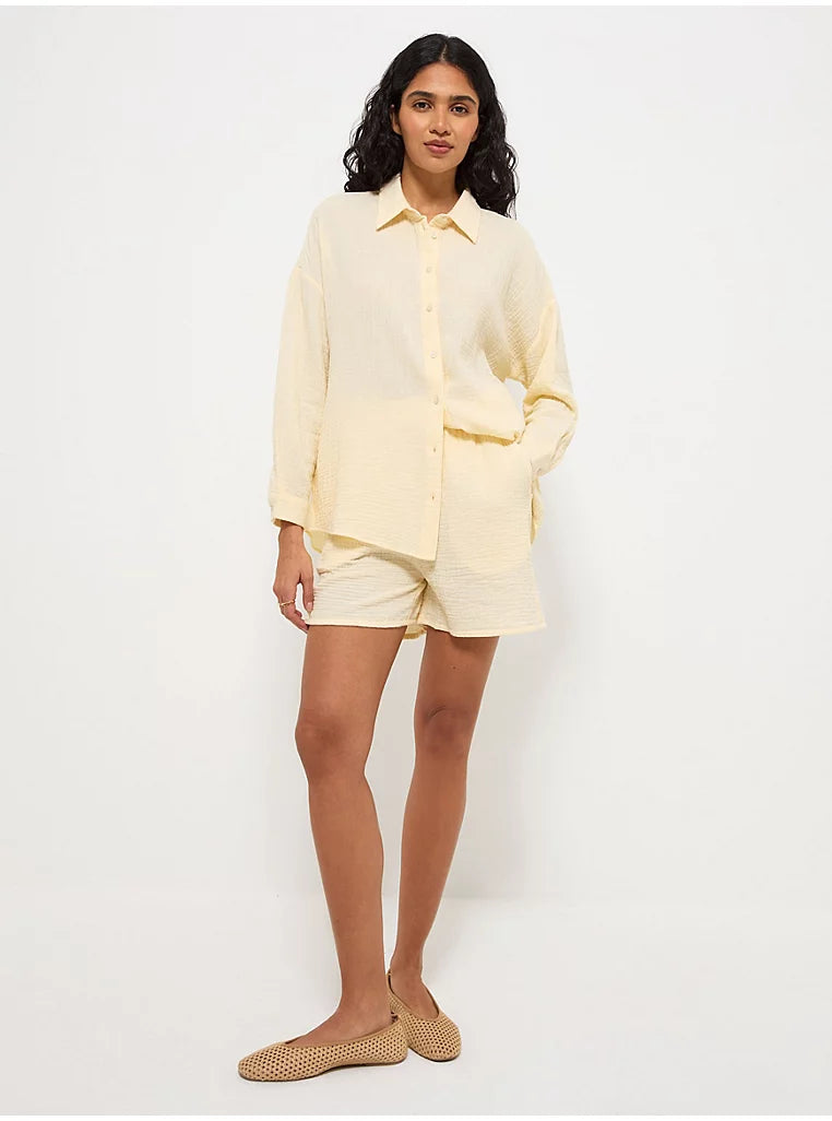 Conjunto de camisa amarilla