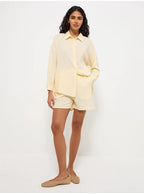 Conjunto de camisa amarilla