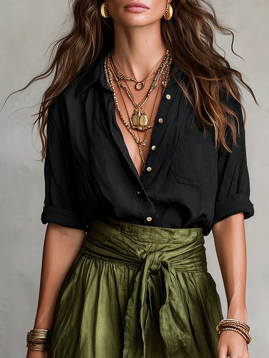 Yvette Conjunto de dos piezas: camiseta negra y falda midi verde oliva