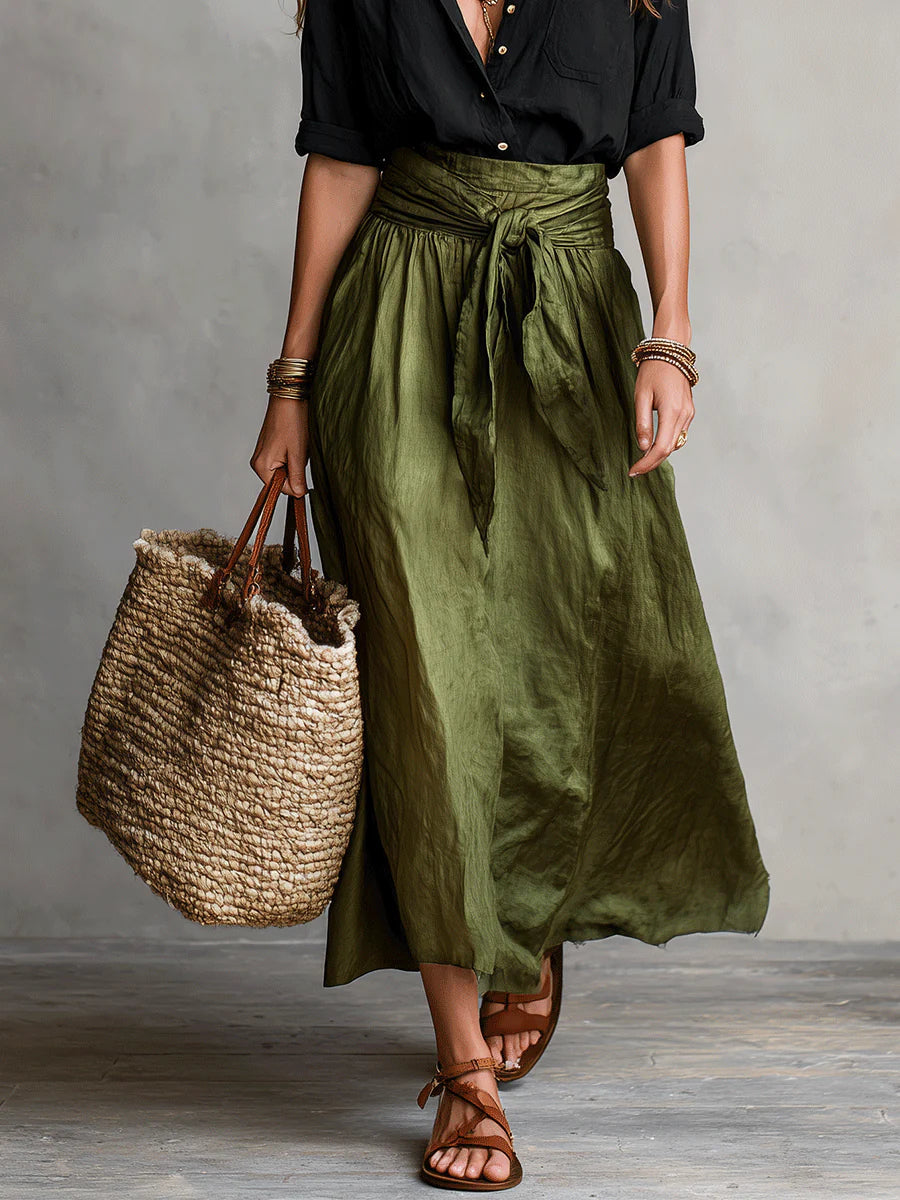 Yvette Conjunto de dos piezas: camiseta negra y falda midi verde oliva